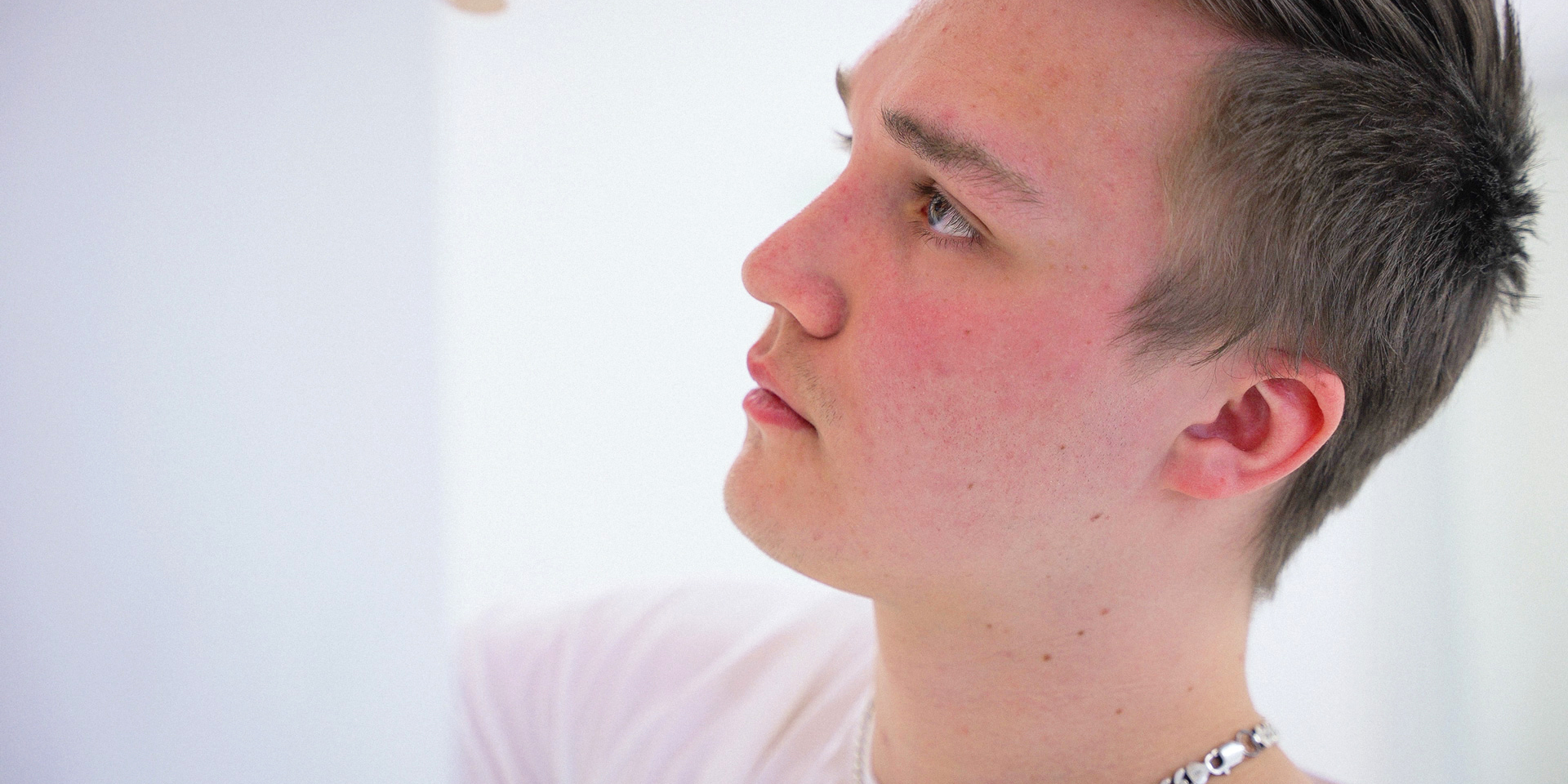 Marcus Gustafson målar en väggyta