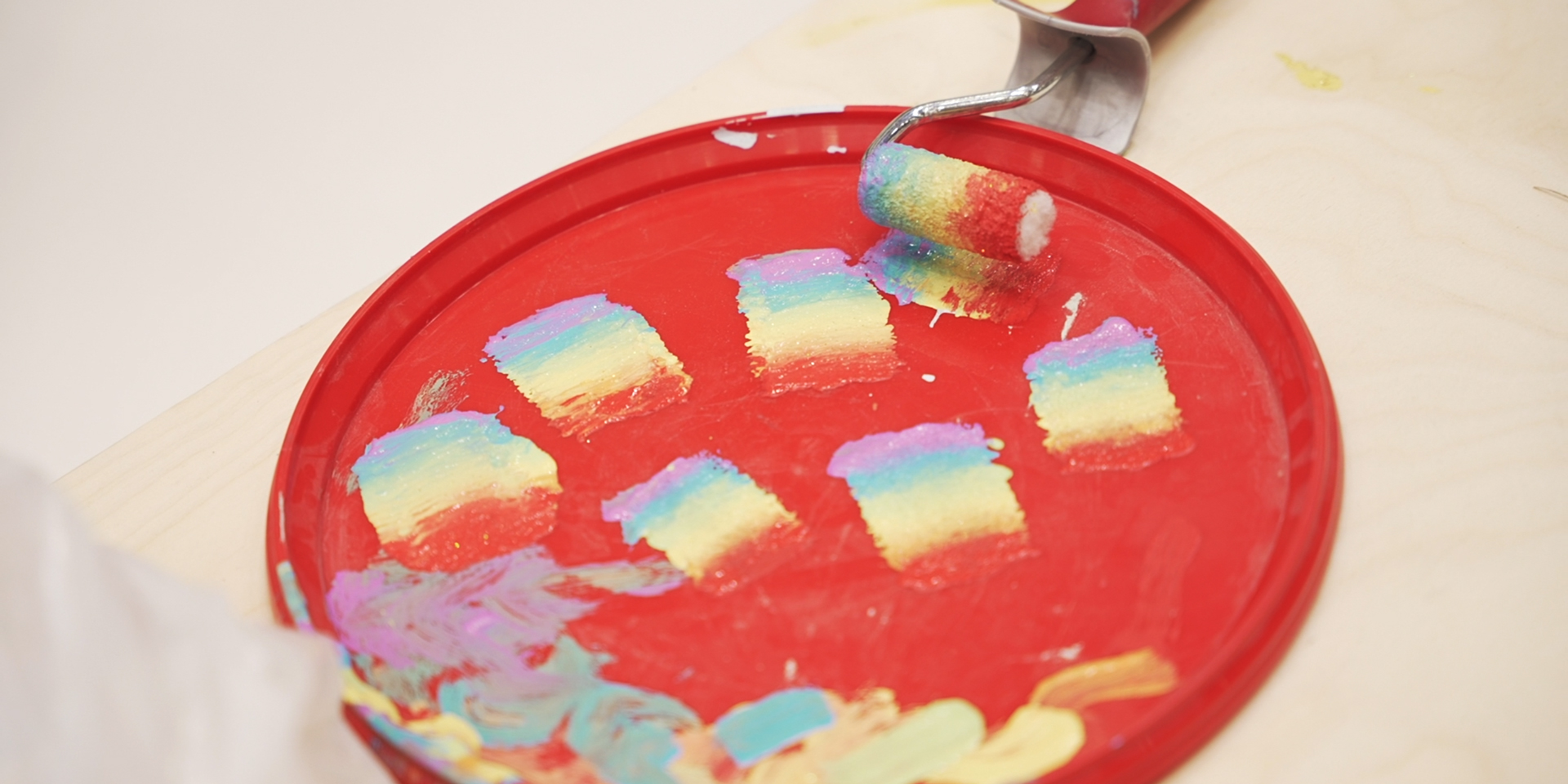 Närbild på målarfärger och roller.